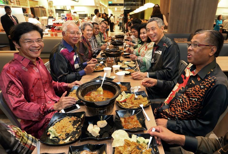 najib dan lee hsien loong makan bersama rakan sekerja dan ahli keluarga
